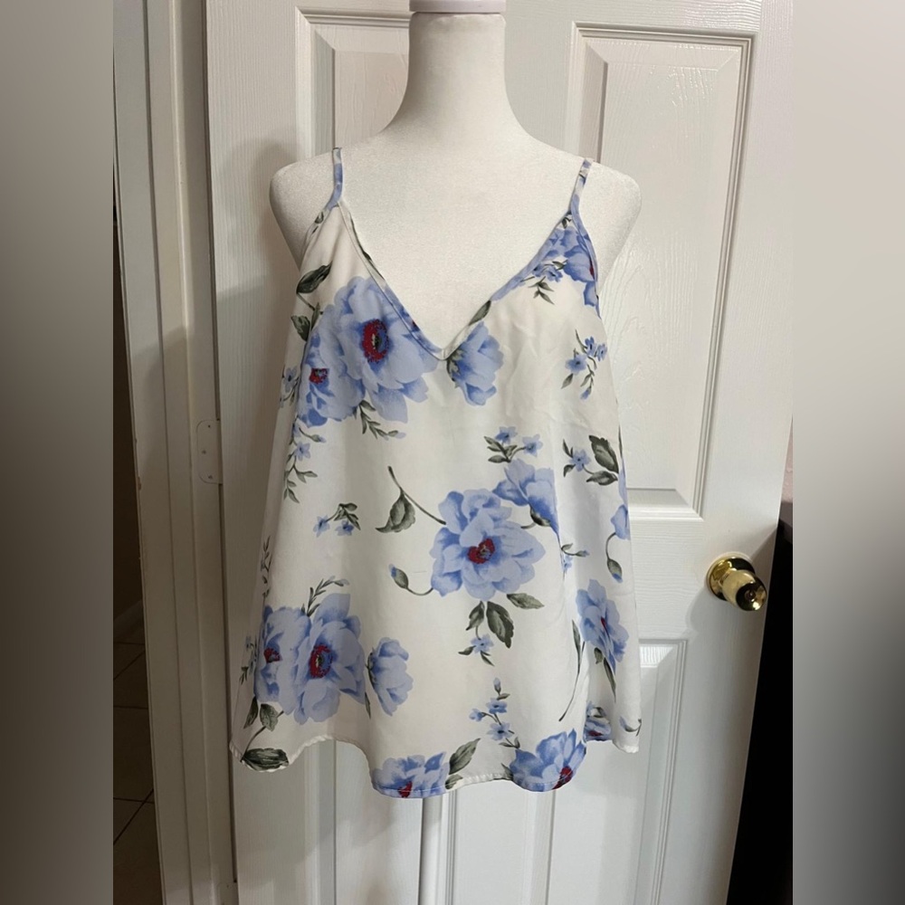 ❤️SHEIN Strappy blouse with floral design